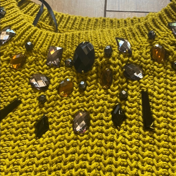 5/$25! H&M Yellow Knit Crop Top with Embellishments - Picture 3 of 5